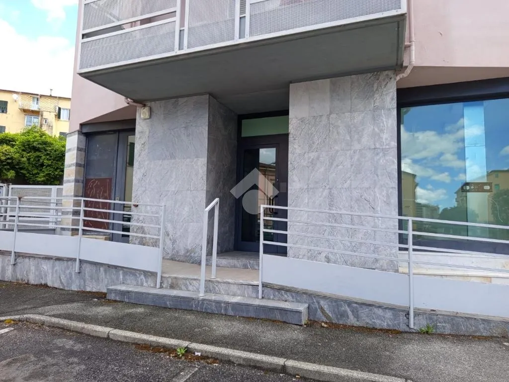 Extérieur - Directional/Sanitary Space in Carrara Centre