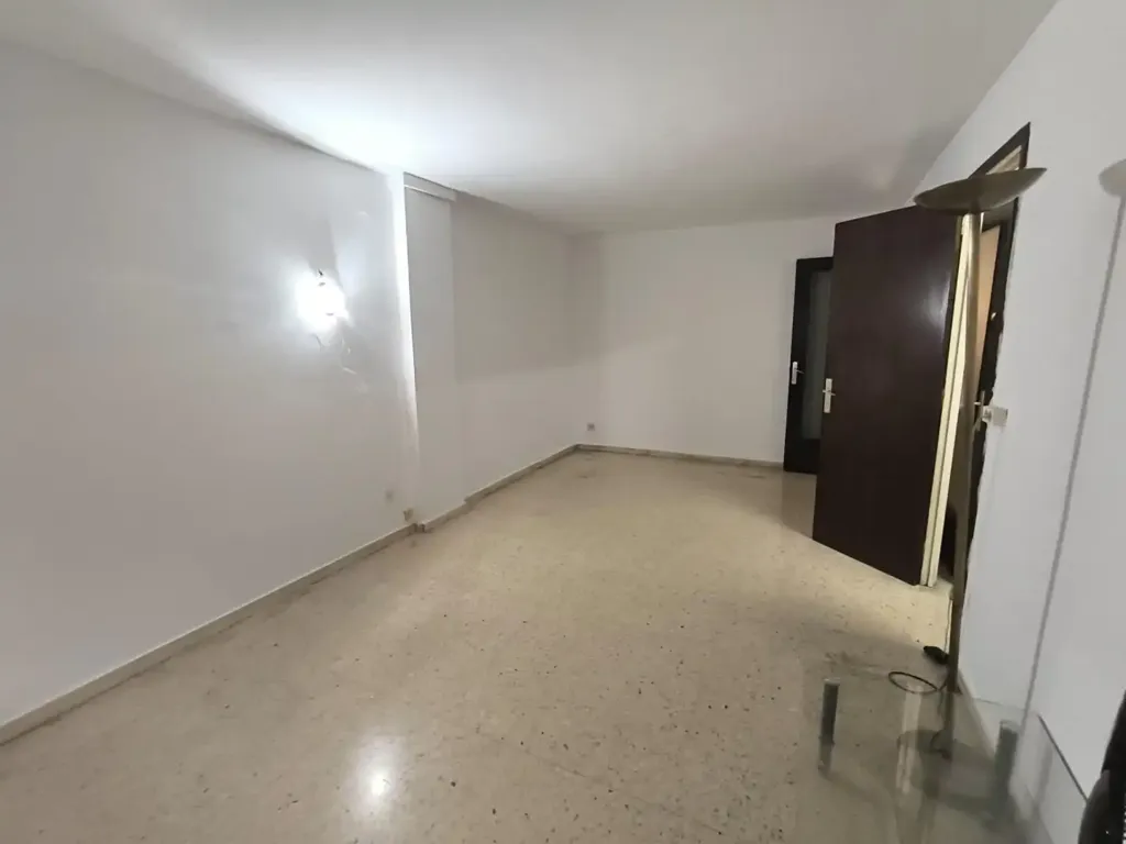 Rooms - Semi-Renovated Flat with Balcony in Via Sant Ignasi