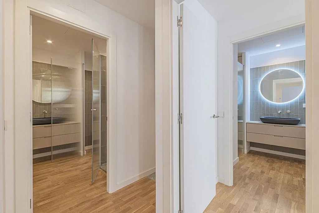 Bagni - Modern Flat with City Views in Ciutat Vella, Barcelona
