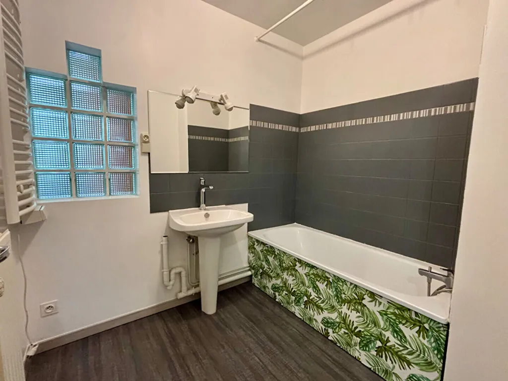 Vannitoad - 4-Piece Apartment with Parking in Chartres