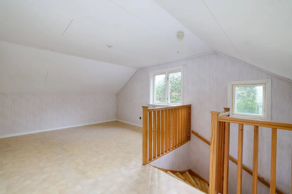 Pièces - Charming Villa with Large Garden in Generous Location
