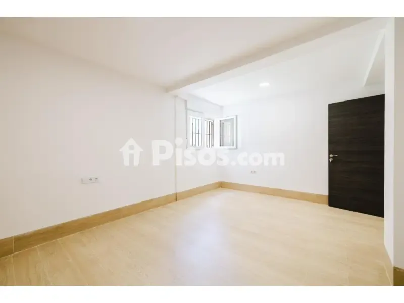 Pièces - Contemporary Flat with Interior Orientation in Paseo de los Tilos