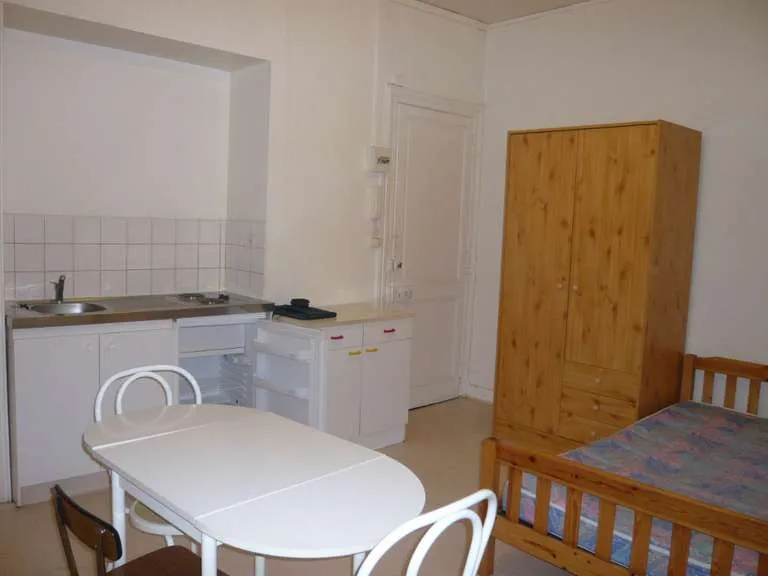 Cuisine - Studio Meublé avec Interphone à Laval