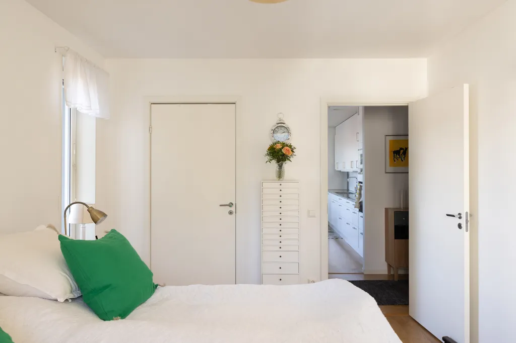 Chambres - 55+ Apartment with Two Balconies in Nockeby Backe