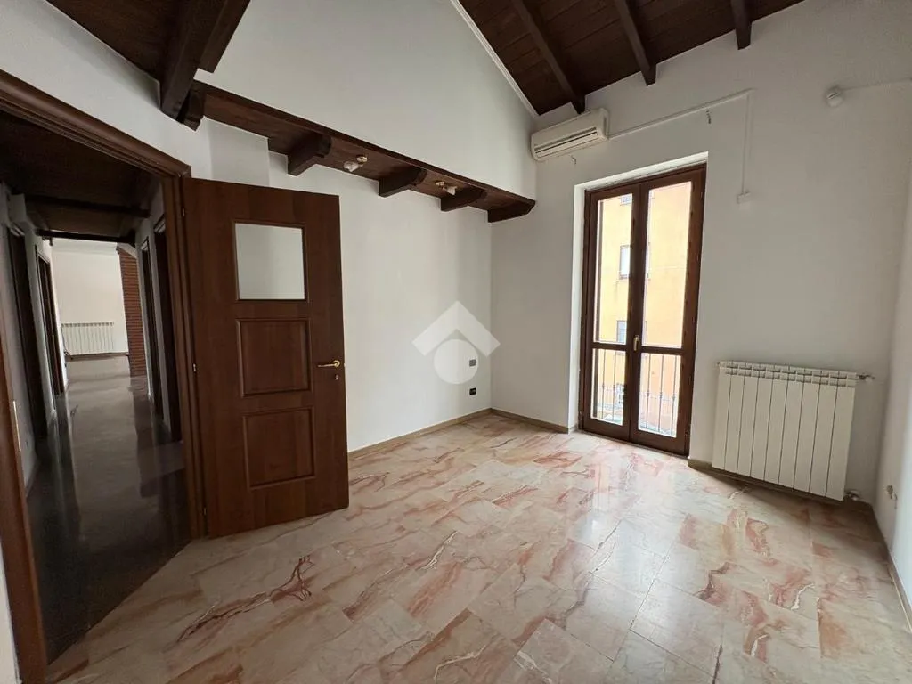 Rooms - Spacious 4-Bedroom Apartment in Sozzago