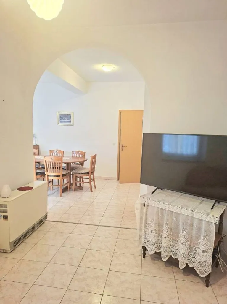Elutuba - Spacious 4-Bedroom Apartment with Terrace in Pula
