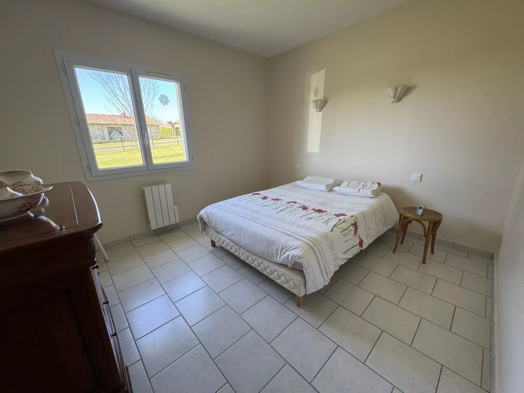 Chambres - Plain-pied avec Studio Indépendant et Jardin à la Campagne