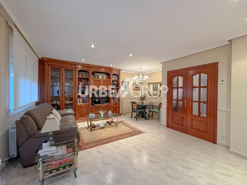 Elutuba - Detached Corner House with Multiple Terraces in Martorell
