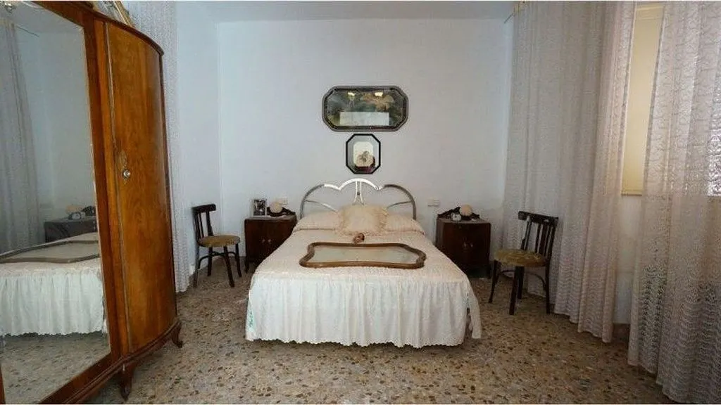 Magamistoad - House with Terrace and Balcony in Almadén