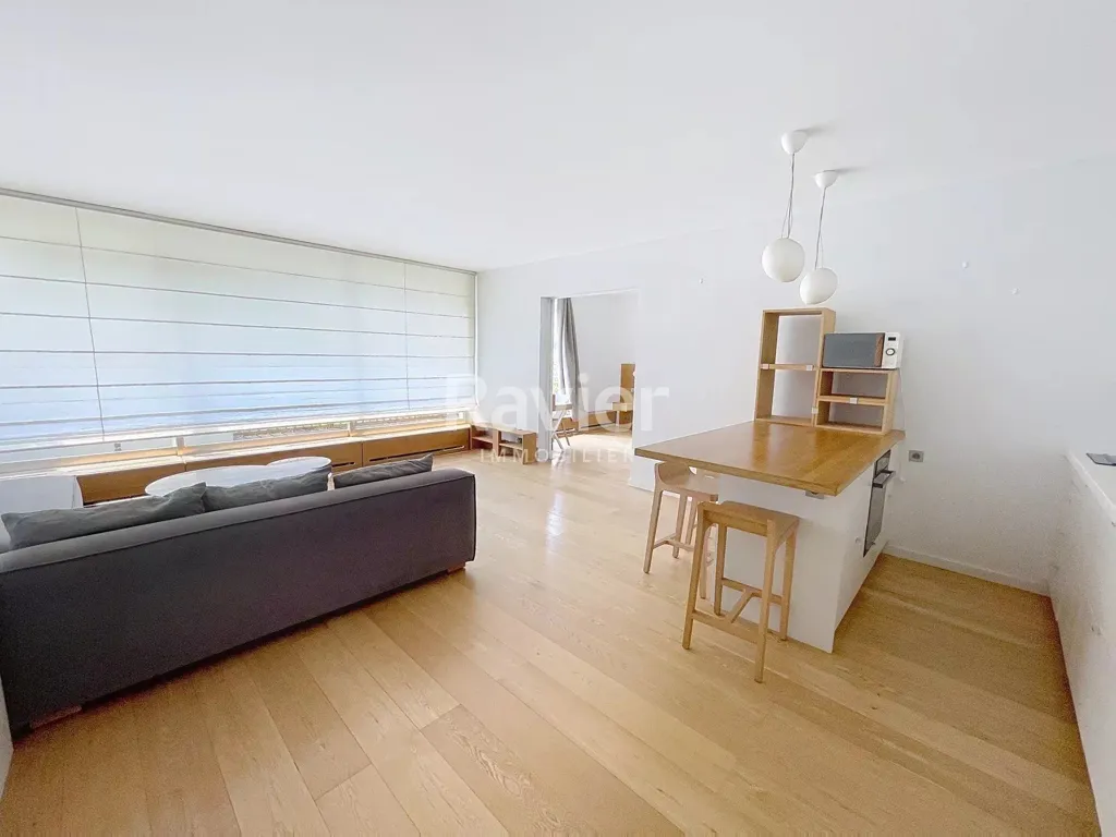 Living Room - Two-Bedroom Apartment with Balcony in Paris