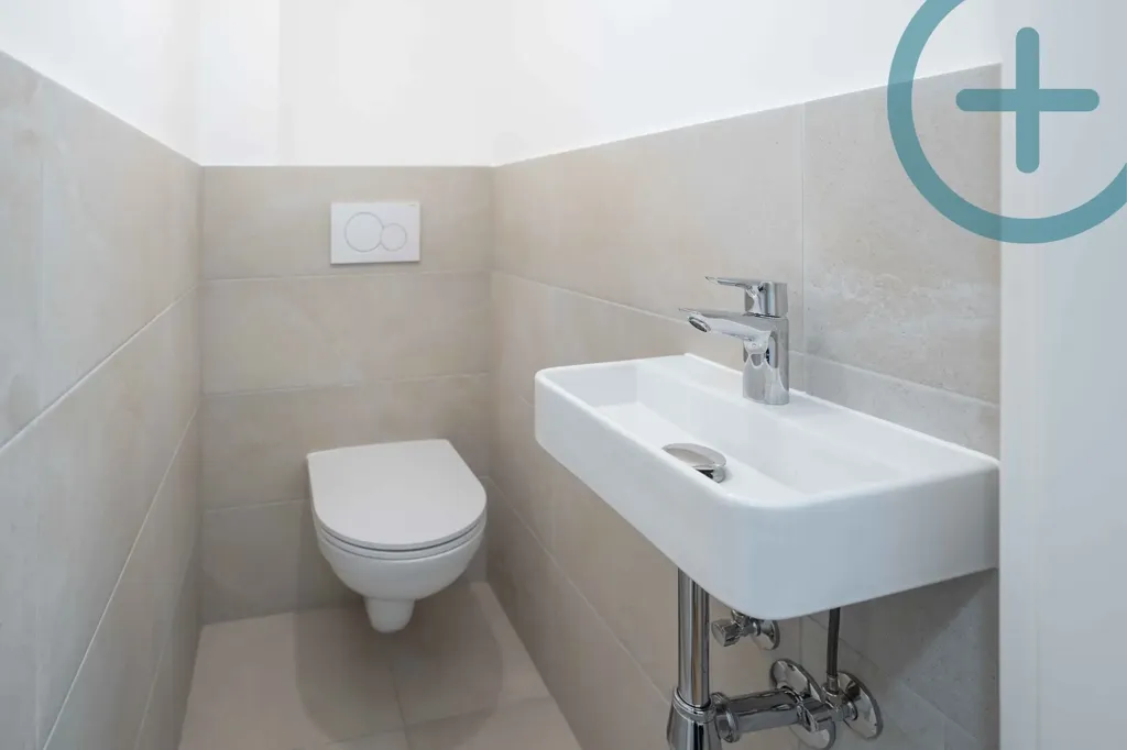 Salles de bain - Modernised 4-Bedroom Flat in Central Location