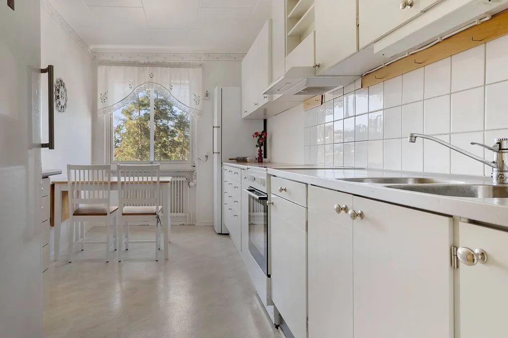 Köök - Apartment with Balcony in Stavre, Trollhättan