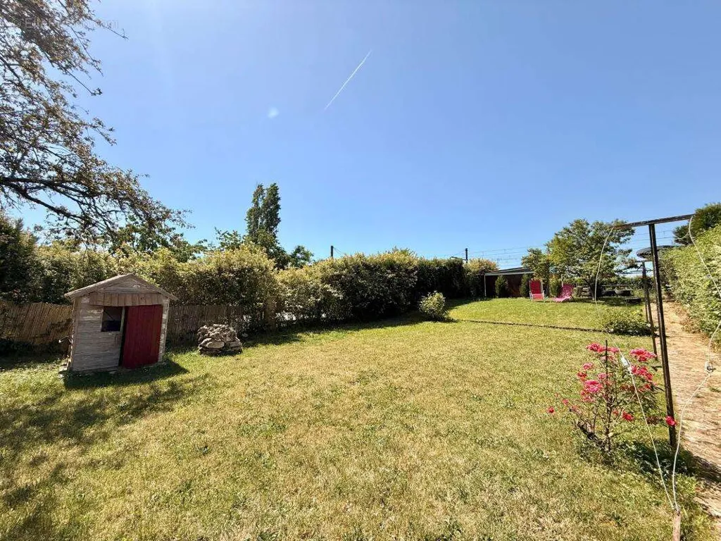 Aed - Bright Semi-Detached House with Garden in Genlis