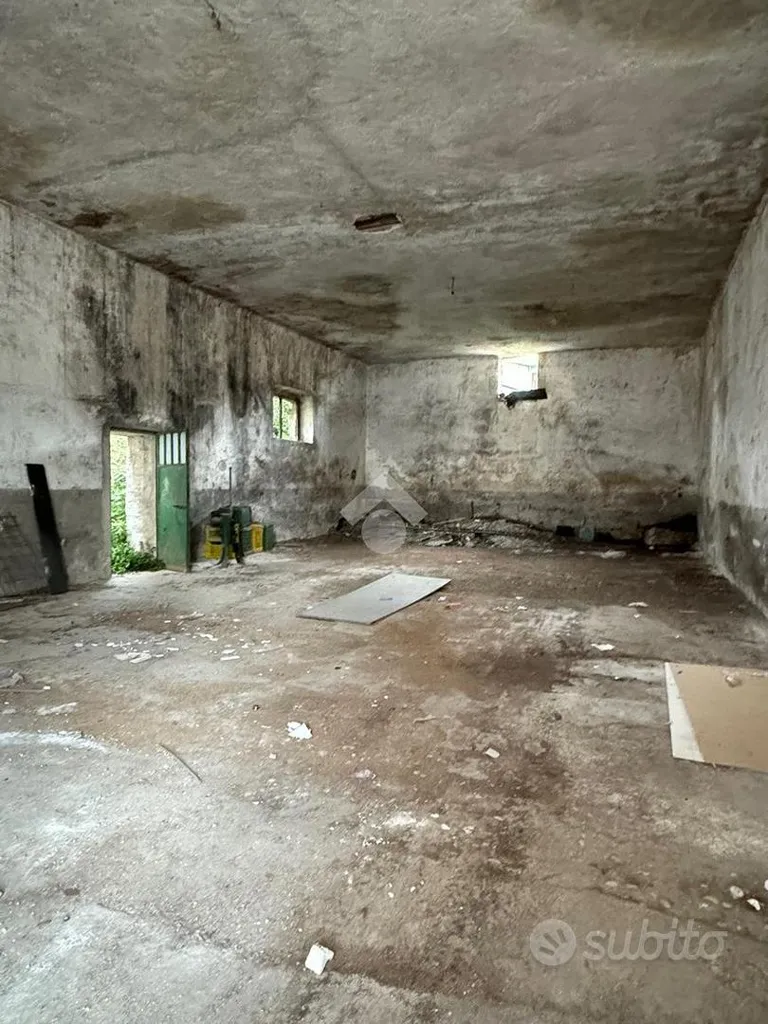 Garage - Warehouse for Renovation with Courtyard in Pozzilli