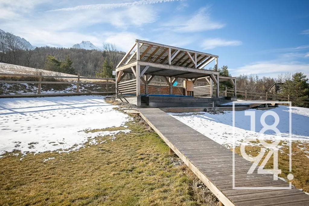 Terrasse - Chalet Récent avec Vue Panoramique à Enchastrayes