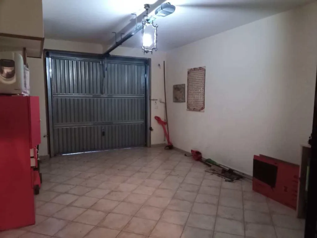 Garage - Villa with Garden and Balcony in Ladispoli
