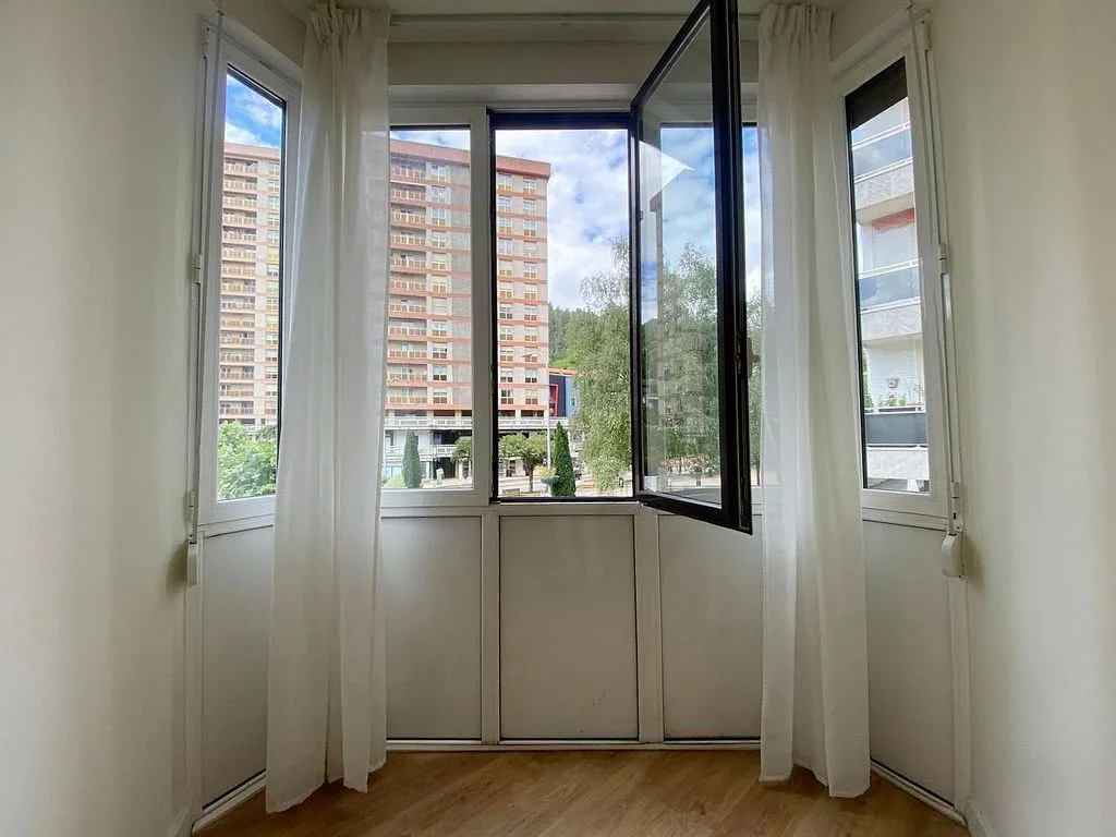 Stanze - Reformed Flat with Large Windows in Urkizu