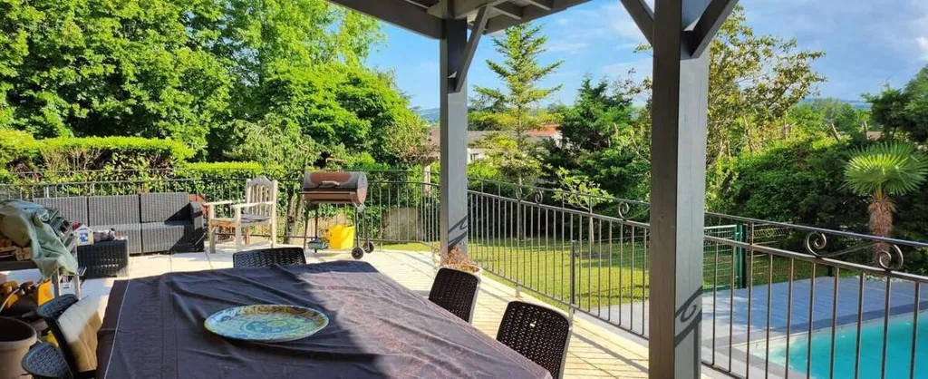 Terrass - Villa with Pool in Grigny