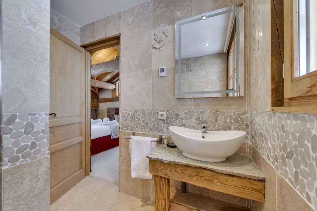Salles de bain - Duplex Luxe avec Piscine et Jacuzzi à Saint-Paul-en-Chablais