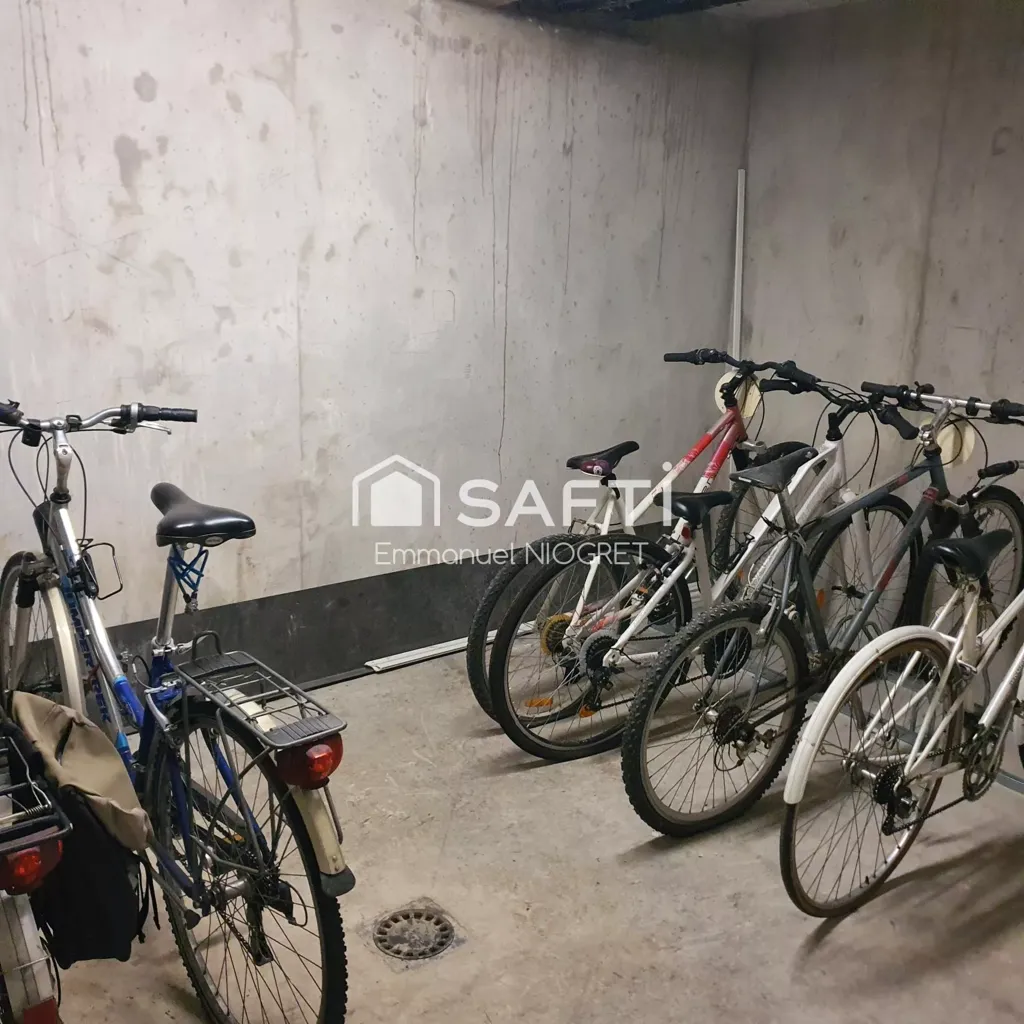 Garage - Appartement avec Terrasse au Calme à Dijon