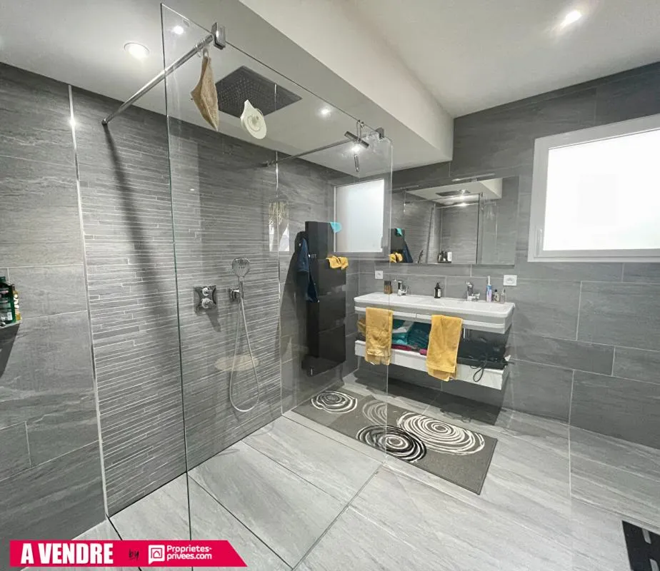 Salles de bain - Maison Contemporaine en Brique avec Terrasse à 110 m²