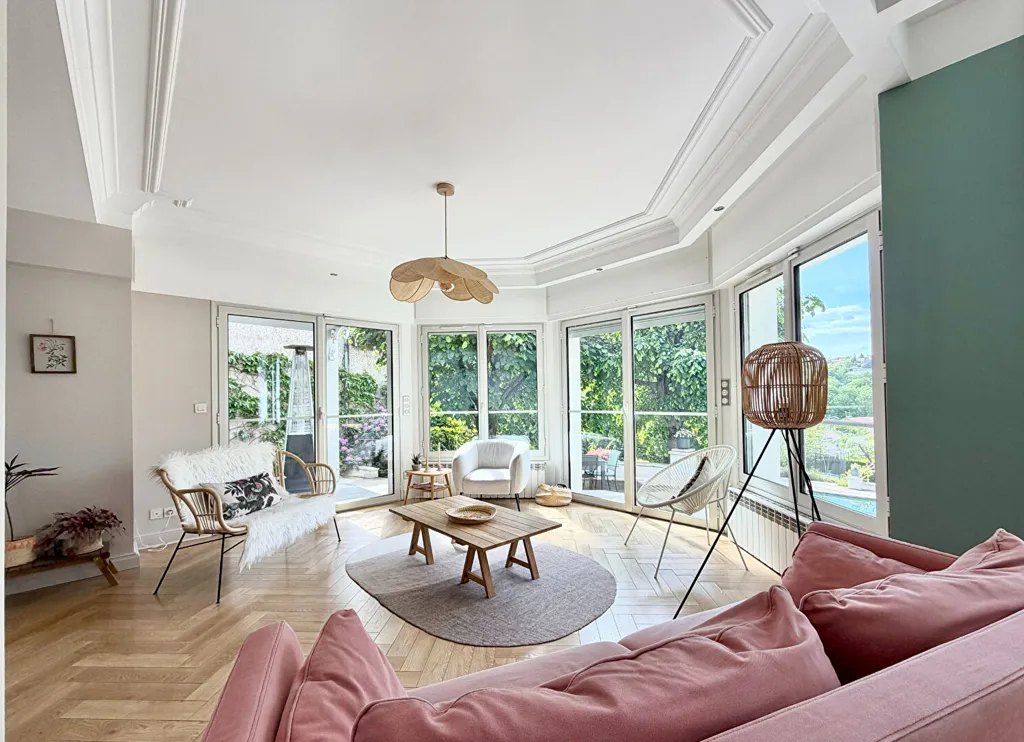 Elutuba - Eiffel-Style House with Pool in Prestigious Area