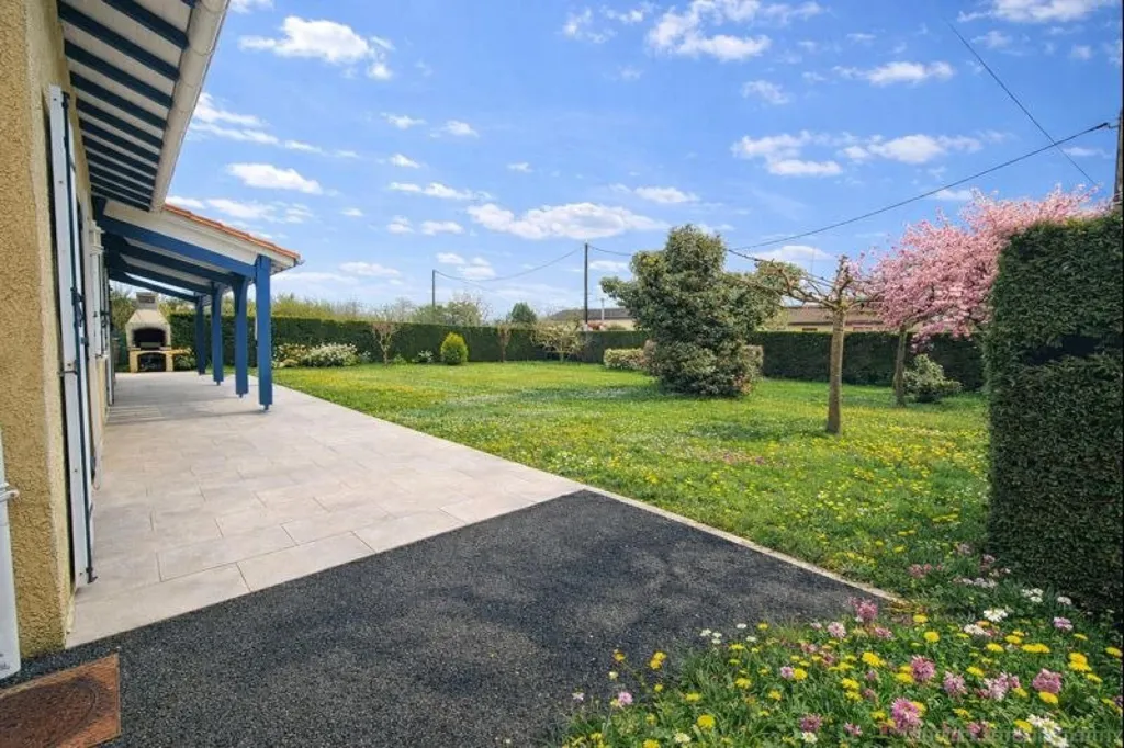 Jardin - Maison de Plain-Pied avec Garage Double près de Périgueux