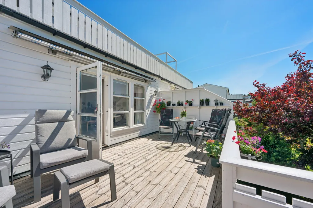 Terrasse - Three-Storey Townhouse with Sea View in Sola