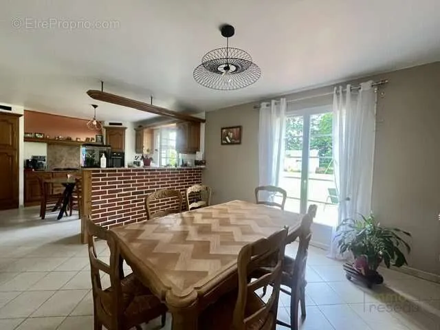 Salle à manger - Pavillon avec Sous-Sol Total près de Gisors