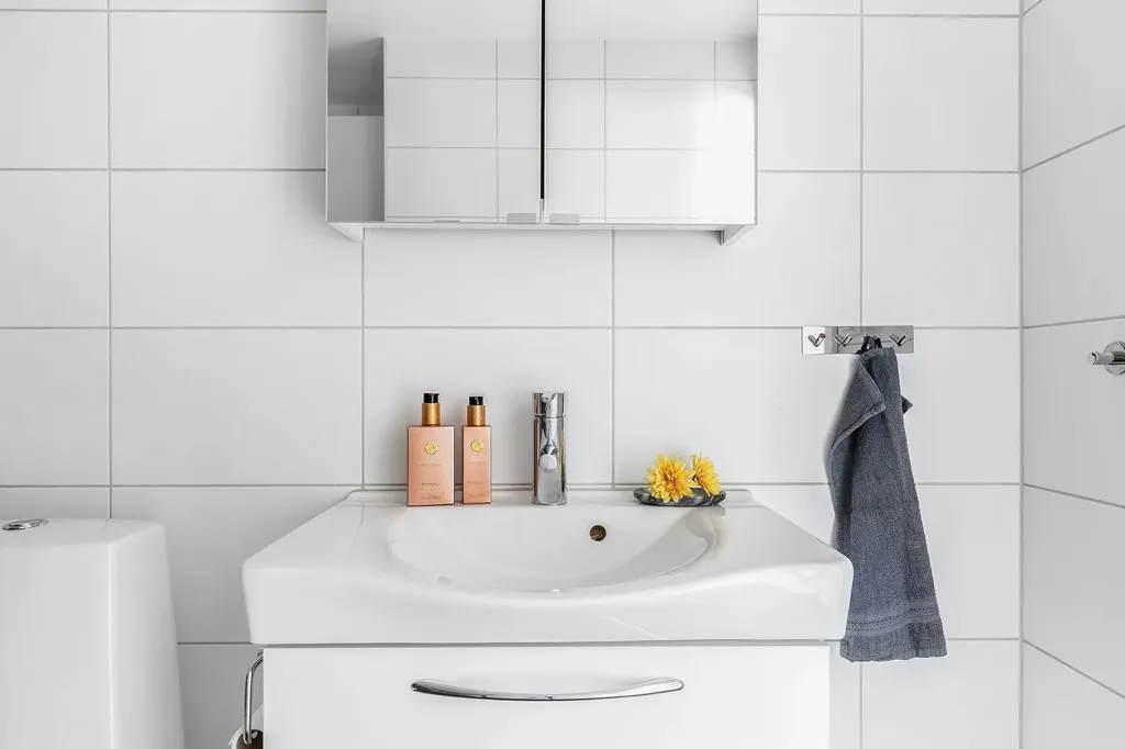 Salles de bain - Spacious Three-Bedroom Flat with Garden in Björkris