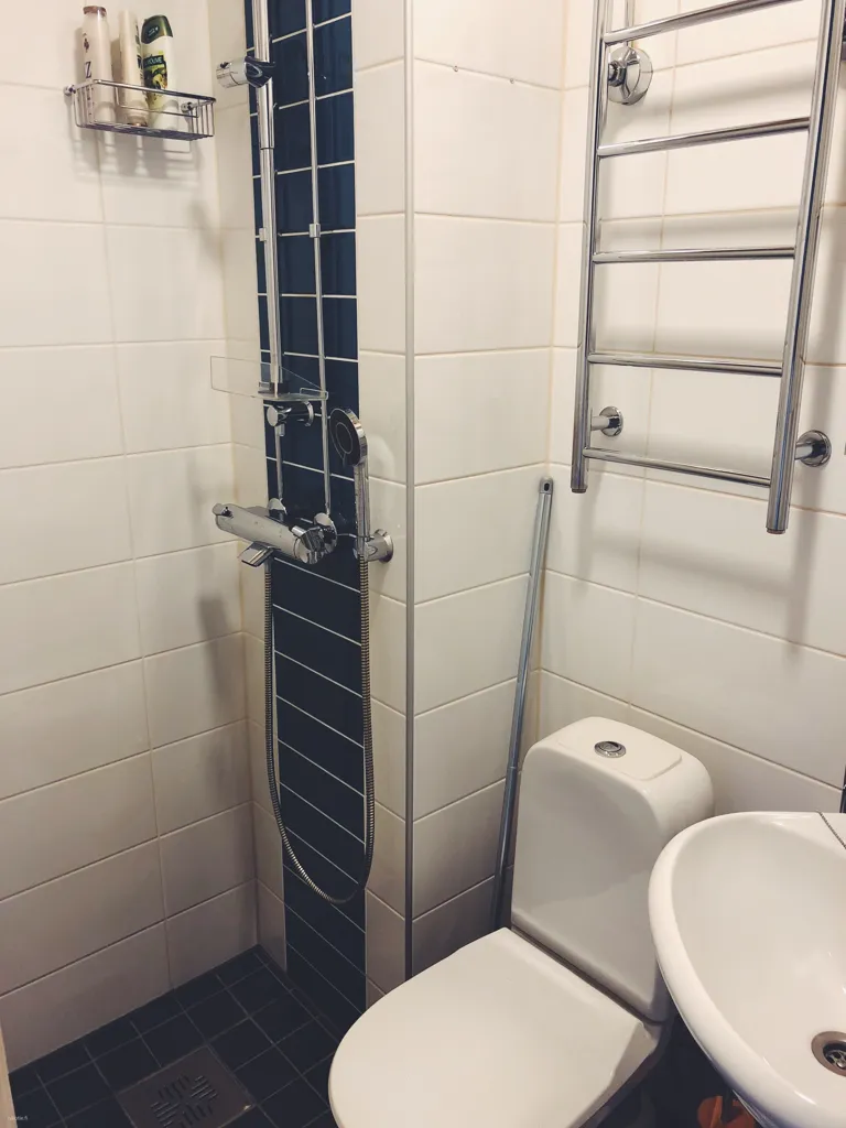 Salles de bain - Bright Studio with Balcony in Kallio, Helsinki