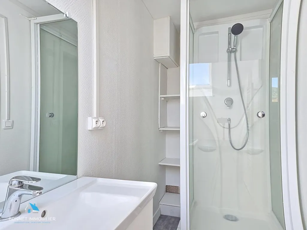 Bathrooms - Renovated Flat with Study in Chamalières