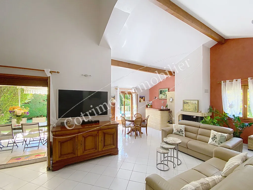 Séjour - Maison avec Piscine et Garage Double à Genas