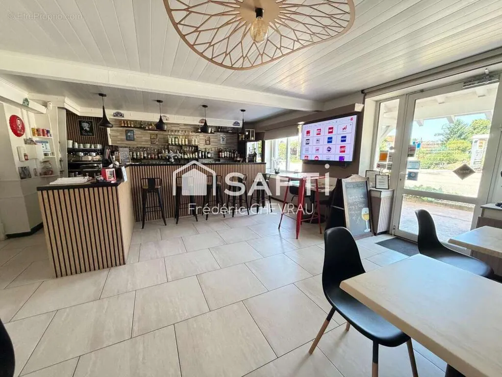 Pièces - Fonds de Commerce de Restaurant avec Terrasse à Saint-Cyr-sur-Menthon