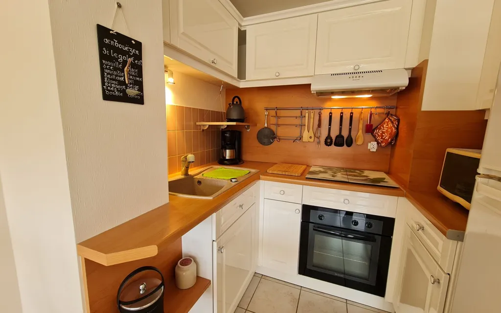 Cuisine - Appartement Meublé avec Piscine à Arzon