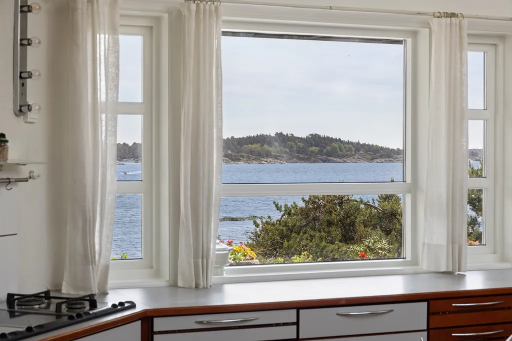 Cuisine - Architectural Detached House with Private Pier in Groos