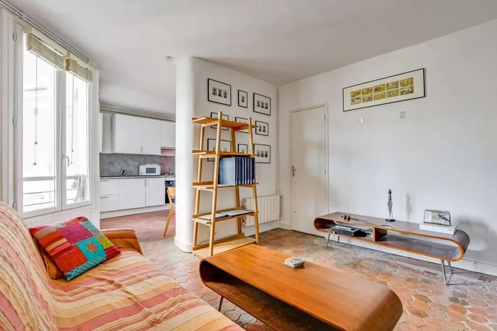 Living Room - Sunlit 2-3 Room Apartment in Marais