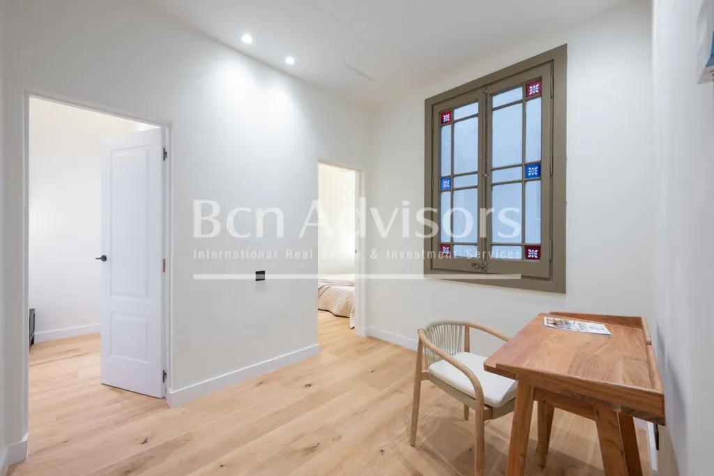 Esik - Refurbished Apartment with Original Features in Eixample