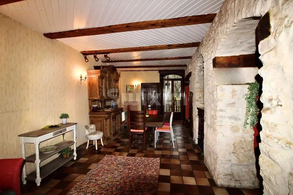 Salle à manger - Maison de Charme avec Poutres Apparentes à Ornans