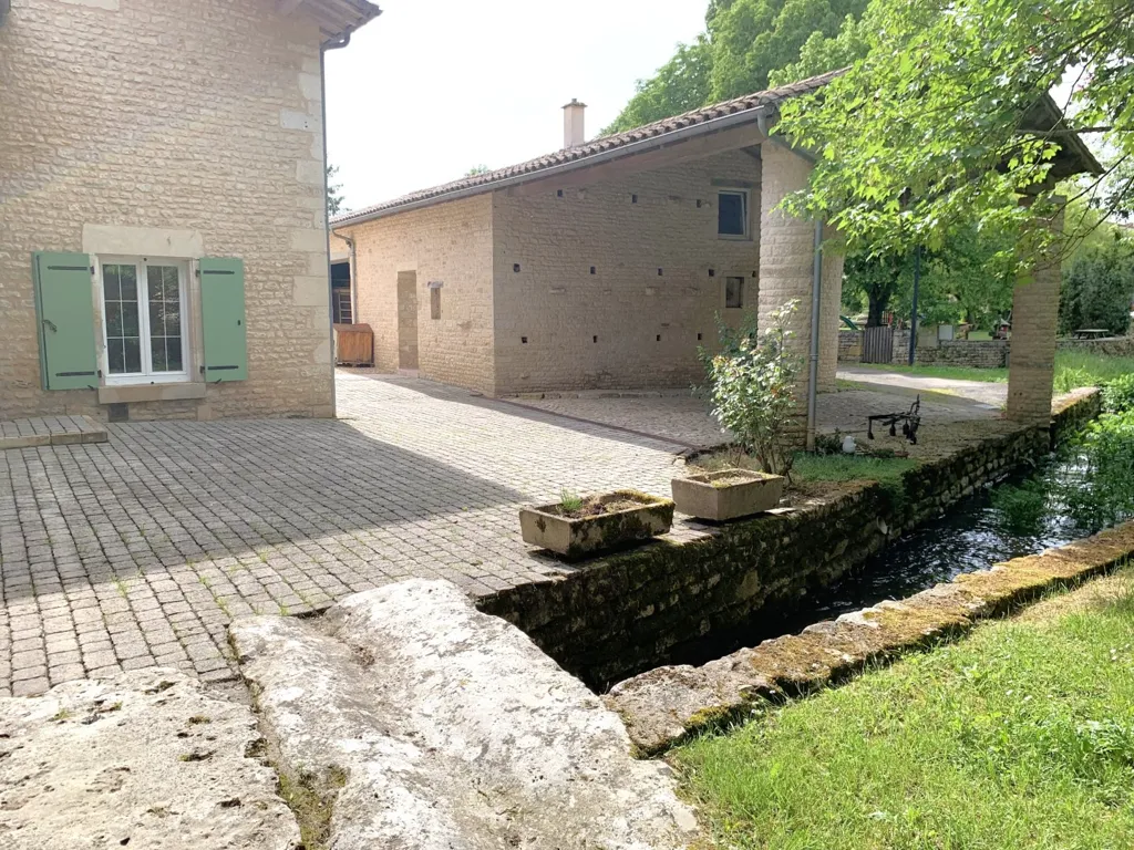 Jardin - Moulin Rénové avec Piscine et Parc près de Niort