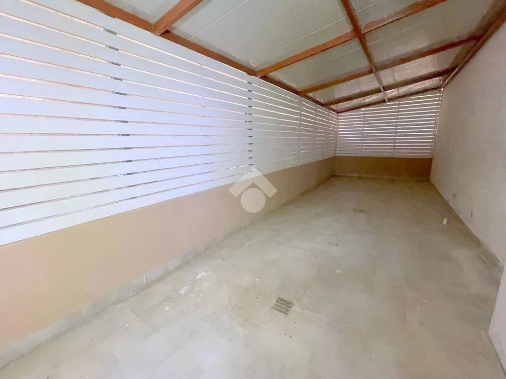 Garaaž - Three-Bedroom Flat with Balcony in Palermo