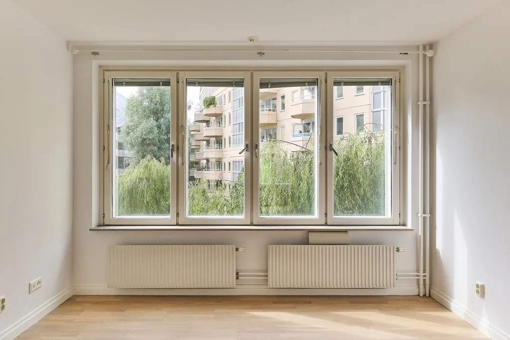 Toad - Spacious 4-Bedroom Flat with Corner Location in Södermalm