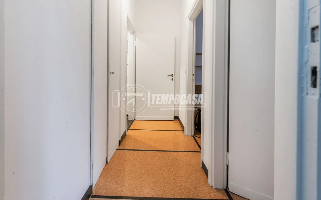 Entrée - Trilocale with Balcony in Milan's Isola