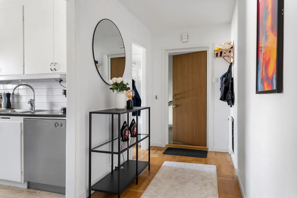 Entrée - Two-Bedroom Apartment with South-Facing Balcony in Teg
