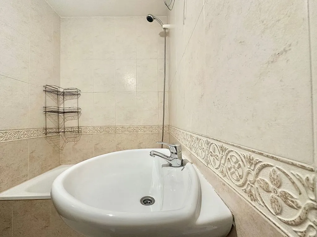 Salles de bain - Patio-Backed Chalet in Mejorada del Campo