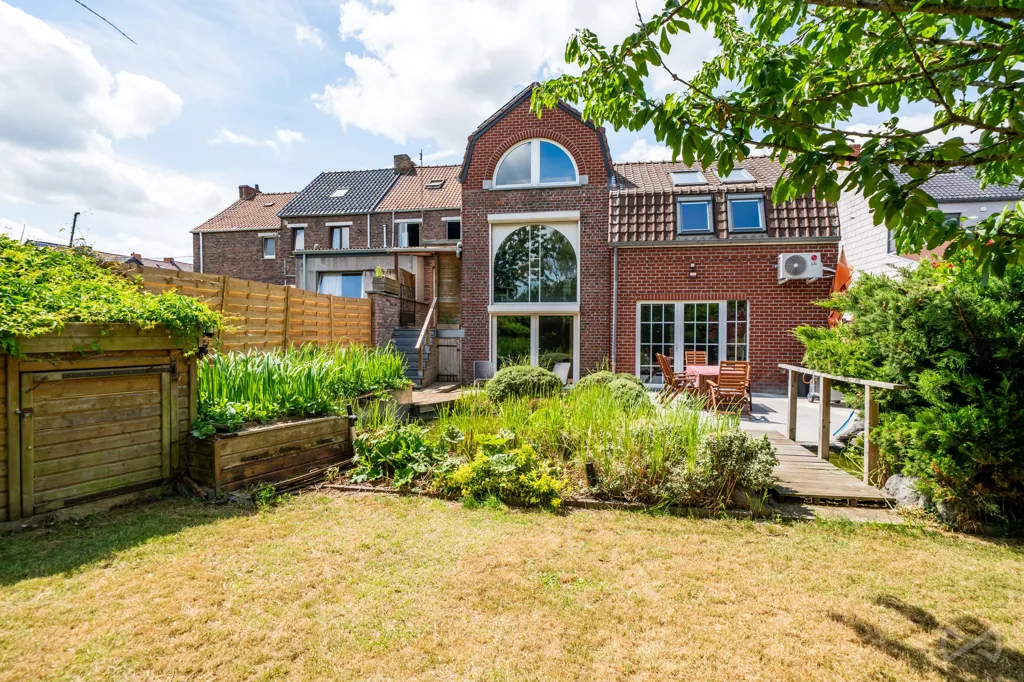 Aed - Three-Storey House with Terrace in Bray