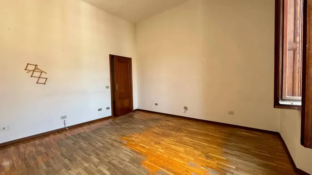 Stanze - Classic-Style Trilocale with Courtyard View in Ancona