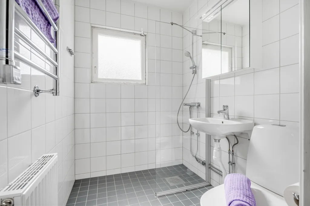 Salles de bain - Charming 3-Bedroom with Balcony in Solna