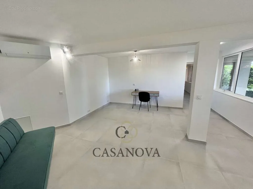 Séjour - Appartement Rénové avec Terrasse au Calme à Nîmes