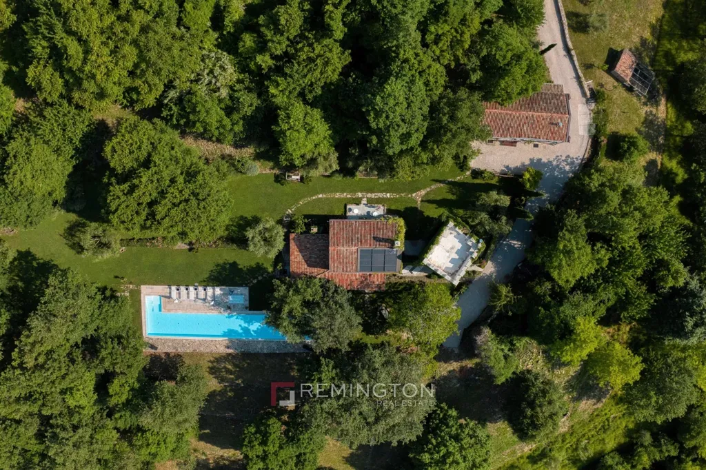 Õhuvaade - Villa with Extensive Building Land in Central Istria